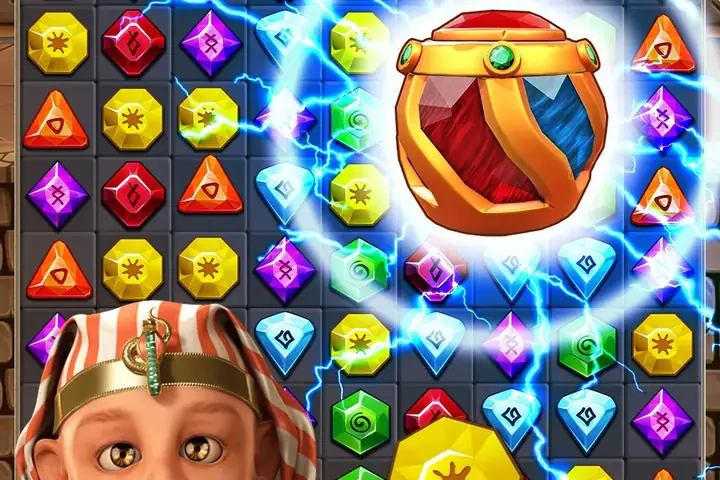 Leuchtendes Spielfeld mit Edelsteinen und einer goldenen Amphore aus Jewel Ancient 2: Lost Gems
